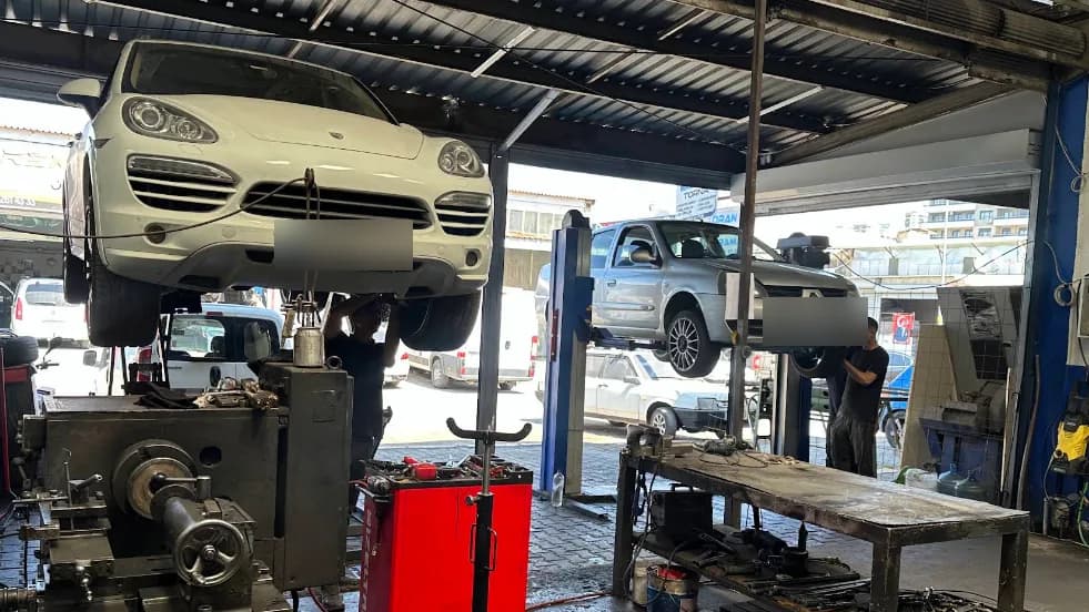 Birlik Direksiyon Sistemleri atölyesi, lift üzerindeki araçlar ve torna tezgâhı